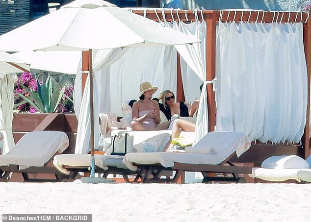 Gomez je sjedila prekriženih nogu u krevetu dok se povezivala sa svojom ekipom