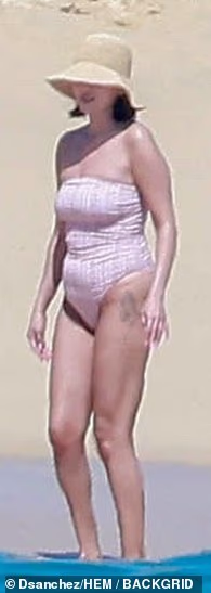 Otkrila je laserski iscrtanu tetovažu ruku koje se mole na njezinu bedru