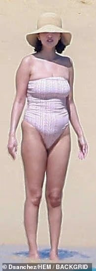33-godišnja pop zvijezda predstavila je svoju figuru od 5 ft 5 inča u jednodijelnom kombinezonu bez naramenica sa svijetloružičastim uzorkom