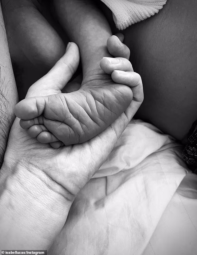 Isabel je na Instagramu otkrila i jedinstveno ime svog sina. 'Archer... naš izvor užitka i radosti. Naš mali voljeni ispunjava naše dane čistoćom ljubavi koja raste'