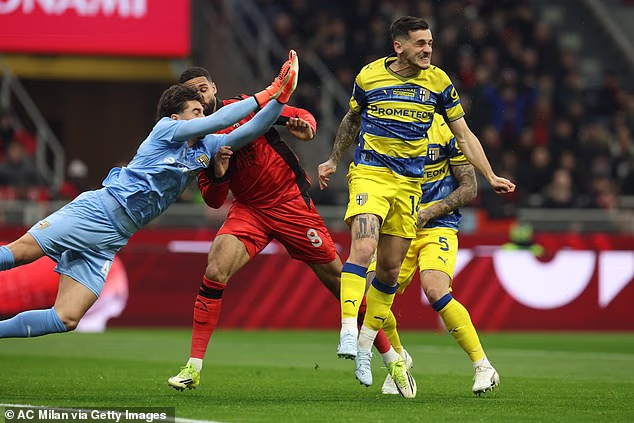 Engleski veznjak stavljen je u steznik za vrat i na nosila nakon izazova protivničkog vratara Edoarda