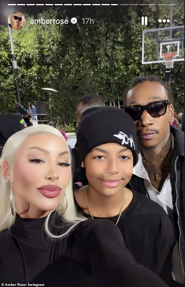 Sebastian je viđen kako pozira sa svojim roditeljima, Amber Rose i Khalifom, na društvenim mrežama