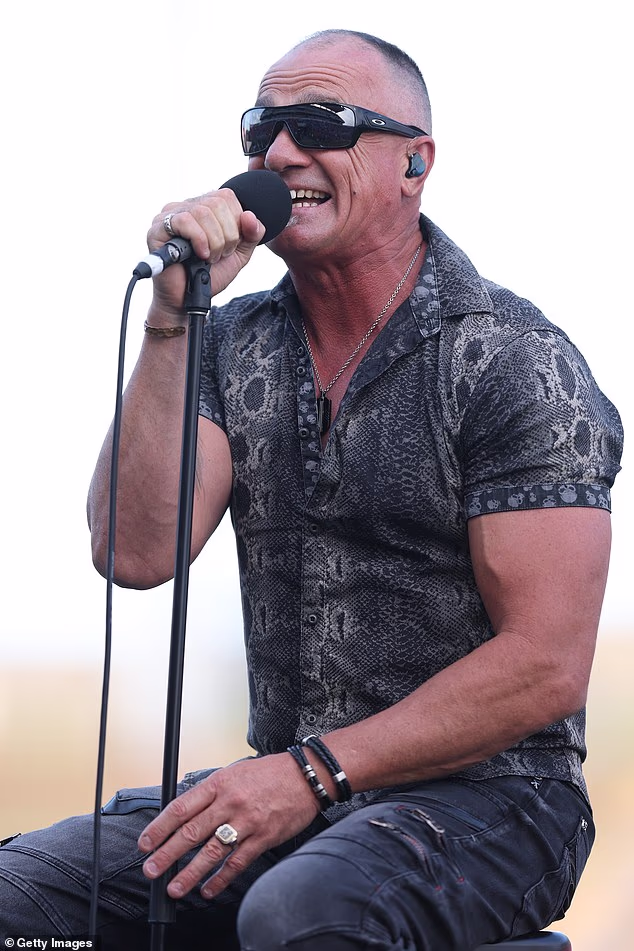 Shannon je nosila vrlo visoku i pripijenu frizuru s oštrim izbljeđivanjem sa strane. Dok je izlazio s novim 'do', Shannon je i dalje imao svoju poznatu 'soul patch' dlaku na licu