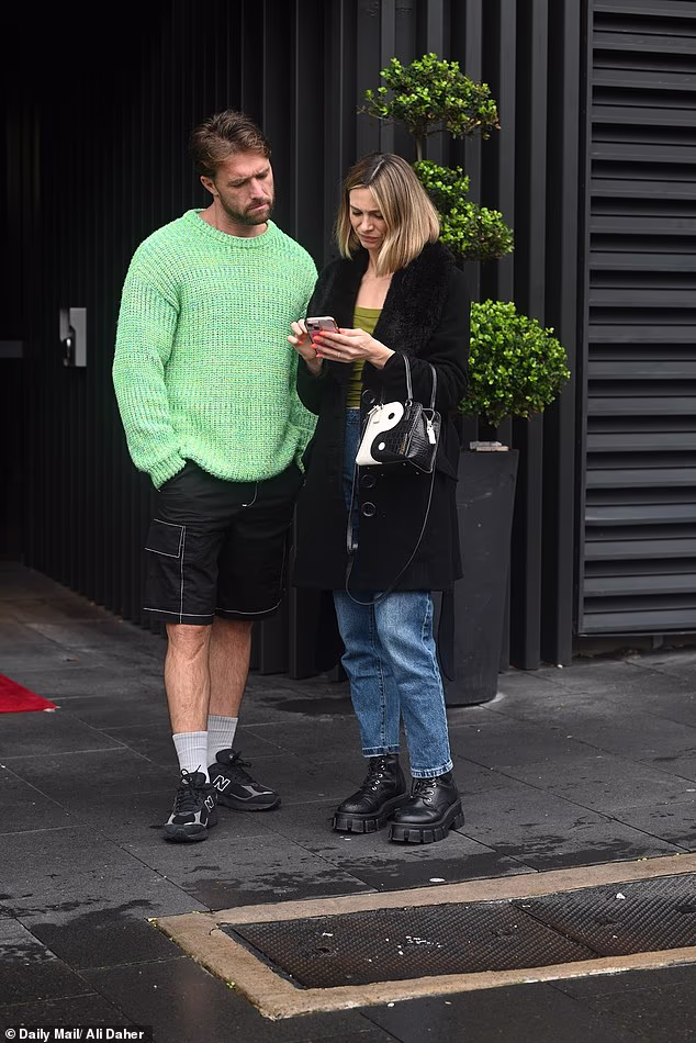 Bili su bliski dok su hodali, očito uživajući u međusobnom društvu i iskorištavajući dan na spoju