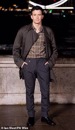 Luke Thompson i Leo Woodall također su bili odjeveni u dizajner