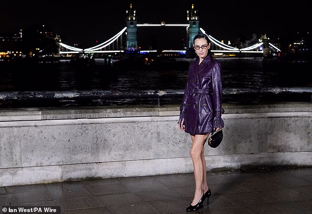 Prije nego što su zauzele svoja mjesta, mnoge su zvijezde pozirale ispred Tower Bridgea koji je bio osvijetljen