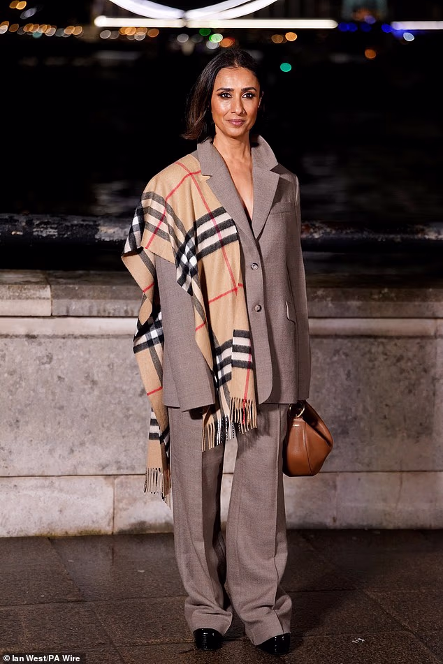 Anita Rani prebacila je kultni Burberryjev šal preko ramena