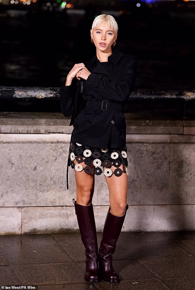 Burberryjeva revija na Tjednu mode u Londonu privukla je mnoštvo zvijezda dok se održavala u Old Billingsgate Walku u ponedjeljak navečer (na slici Iris Law)