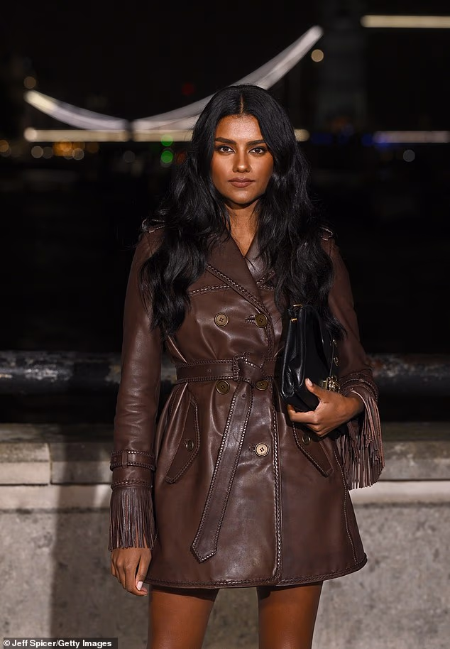 Simone je pokazala svoje noge u trenčkotu koji se spušta na bedra