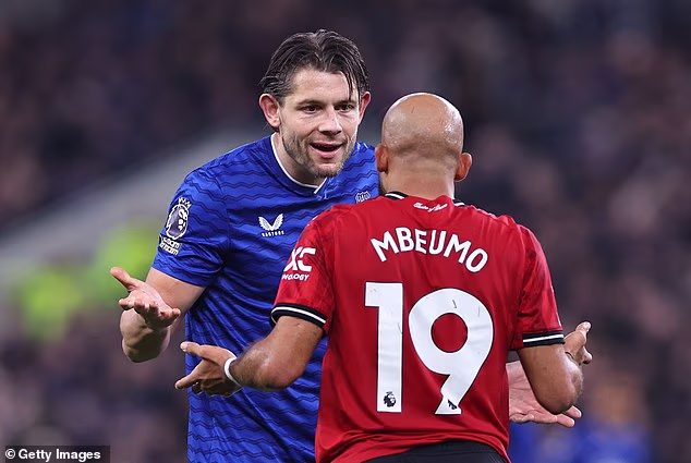 James Tarkowski bio je nevjerojatno fizički i srećom što je sudac bio tako blag prema njemu