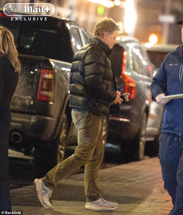 Kinnear, 62, u međuvremenu je držao ležerne stvari u bejzbolskoj kapi, podstavljenoj jakni i tenisicama