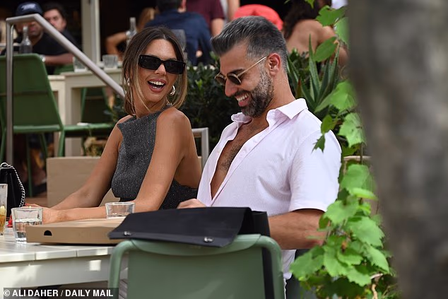 Činilo se da su Bec i Joel bili vrlo prijateljski nastrojeni tijekom ručka, sjedili su blizu jedan drugoga dok su veselo razgovarali s prijateljima