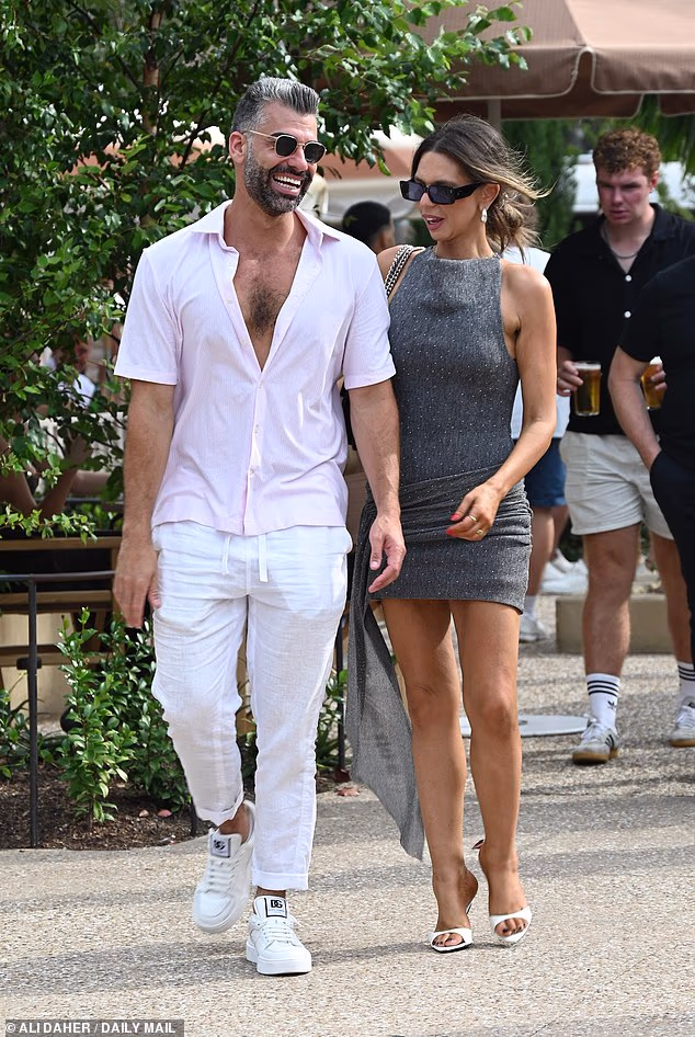 Svoje je plavokose pramenove vratila u nisku punđu i preko ramena nosila Guccijevu torbicu vrijednu 4.955 dolara