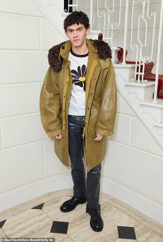 Joe Locke umotan u podstavljen kaki kaput i kožne hlače kad je stigao na večer