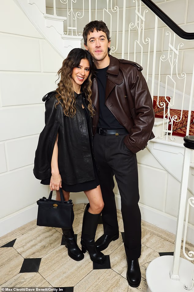 Tom Blyth i njegova djevojka Daniela Normal postavili su omiljenu izložbu pred kamere kad su stigli na zabavu