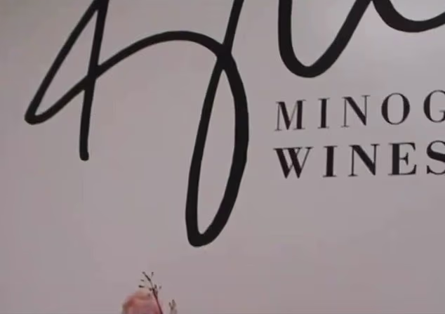 Pokazala je logo svojim vinima Kylie Minogue