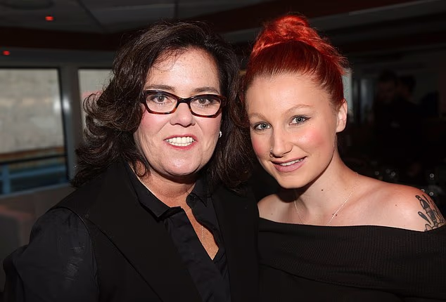 Kći Rosie O'Donnell, Chelsea O'Donnell, 28, optužena je za maženje muškarca koji je bio putnik u njezinom vozilu, što je dovelo do opoziva uvjetne kazne u listopadu; Rosie (L) je slikana sa Chelsea (R) 2016