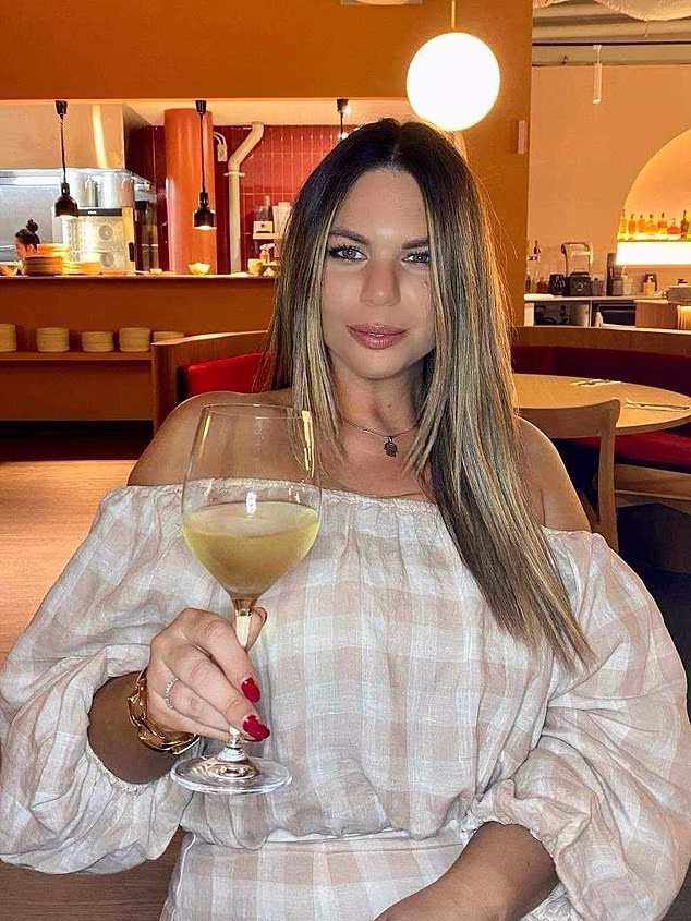 U emotivnom otkriću, Bec je otkrila da je dr. Zacharia izvršio rekonstruktivnu operaciju čeljusti na njoj kada je imala 21 godinu nakon što je rođena sa značajnim defektom brade