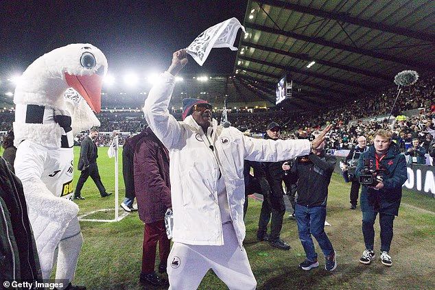 Uzbuđeni navijači Swanseaja mahali su bijelim ručnicima i skandirali njegovo ime prije početka utakmice