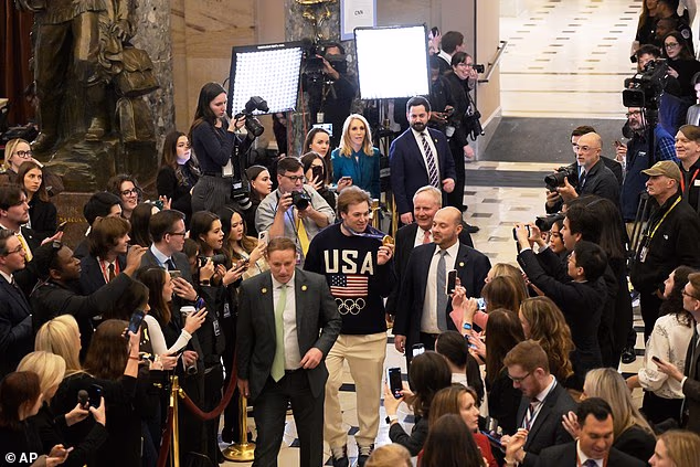 Pokazao je svoju zlatnu medalju na Zimskim olimpijskim igrama osoblju i onima koji su se okupili na Trumpovom govoru