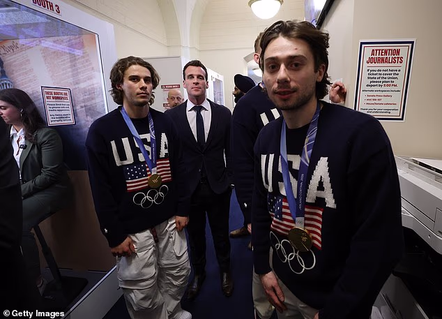 Strijelac Jack Hughes i Quinn Hughes prolaze kroz prostoriju za medije u Capitolu