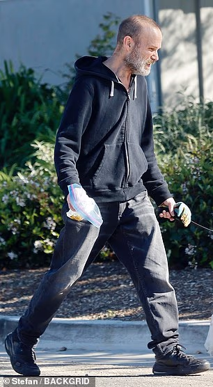 Njegova nekoć gusta gavranova kosa bila je obrijana u prorijeđenu frizuru