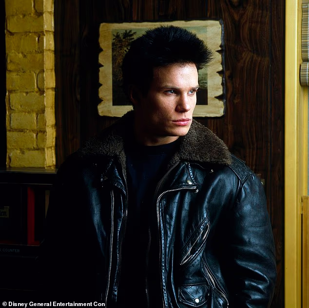 tako je! To je James Marshall, koji je glumio mračnog Jamesa Hurleya u seriji Twin Peaks iz 1990.