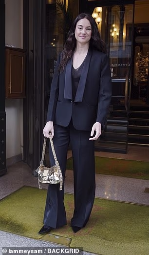 Shailene Woodley izgledala je elegantno dok je napuštala svoj hotel u crnoj prozirnoj majici s dubokim izrezom koju je nosila uz odgovarajući blejzer i hlače