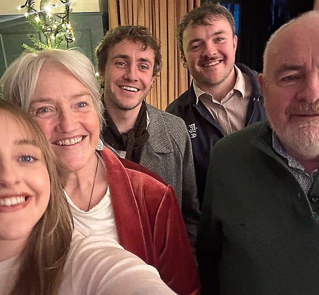 Dearbhla je majka Paula, kantautorice Nell i Donnache (na slici sa svojim suprugom, koji se također zove Paul)