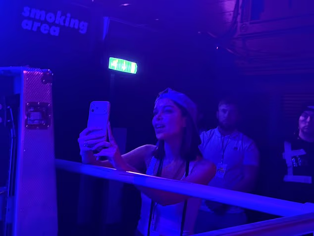 Jackie je nosila bejzbolsku kapu Cruz Beckham and The Breakers i bijeli prsluk