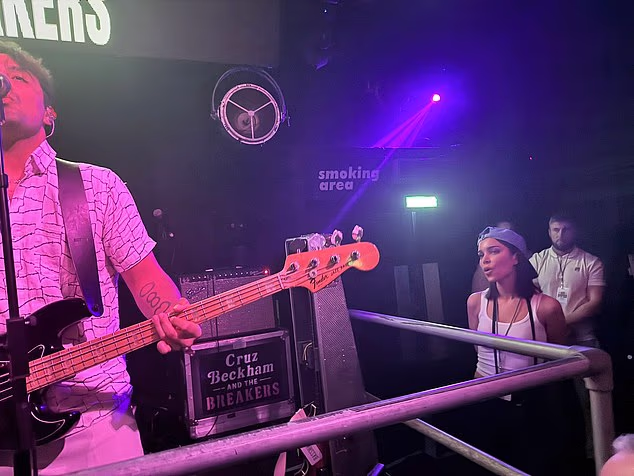 Iz prikrajka je promatrala njegova djevojka Jackie Apostel (30).