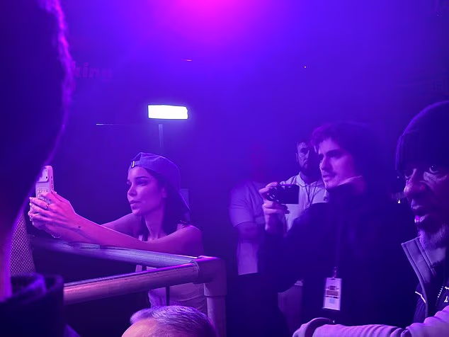 Pjevačica je blistala od ponosa dok je pjevala i fotkala telefonom