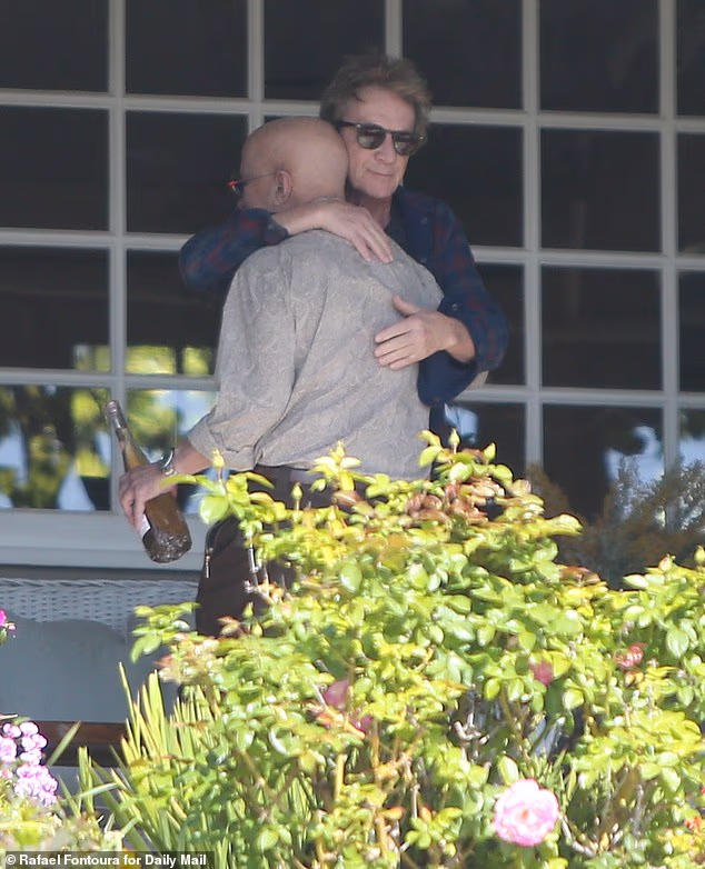 Na fotografijama koje je snimio Dai Mail, Martin Short je viđen ispred svoje kuće dok pozdravlja prijatelje i obitelj koji su ga došli utješiti nakon tragedije; na slici je s bivšim vođom Davida Lettermana, Paulom Schafferom