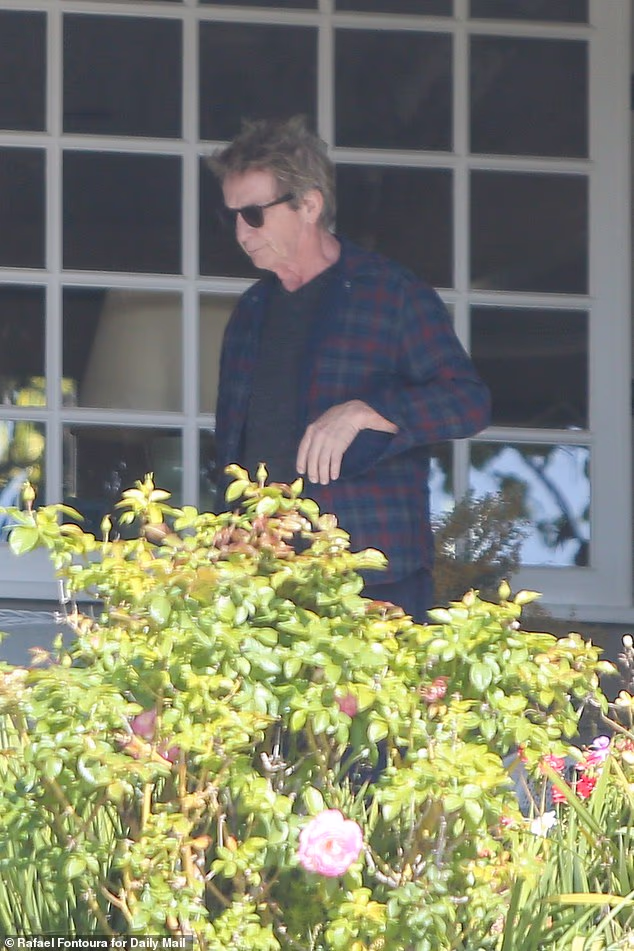 Short je bio ležerno odjeven dok je pozdravljao svoje voljene ispred svoje kuće, a nosio je tamne sunčane naočale kako bi blokirao prodorno svjetlo