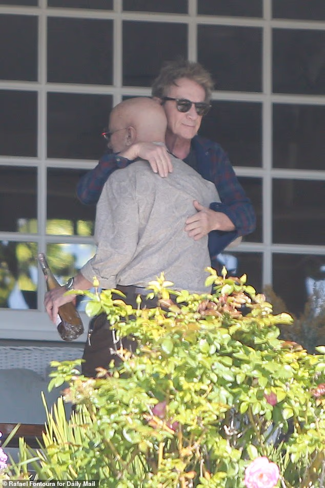 Vođa benda zagrlio se s Shortom, koji se blago osmjehnuo. Schaffer je postao poznat u emisiji Saturday Night Live 1970-ih, godinama prije Shortove jedine sezone u emisiji sredinom 80-ih