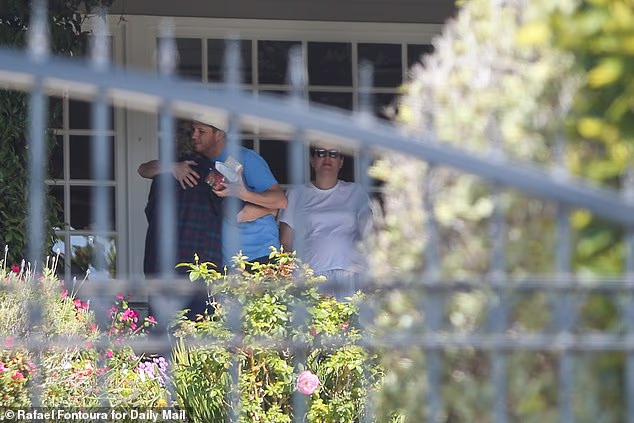 Henryju se pridružila njegova supruga Haylen, koja se opuštala s njim na trijemu kuće. Slikan je kako dijeli ljubavni zagrljaj sa svojim ocem nakon što je stigao