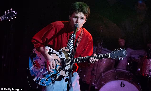 Pridružio se svom bendu The Breakers, sin Davida i Victorije (21) izveo je pjesme sa svog albuma Lick The Toad