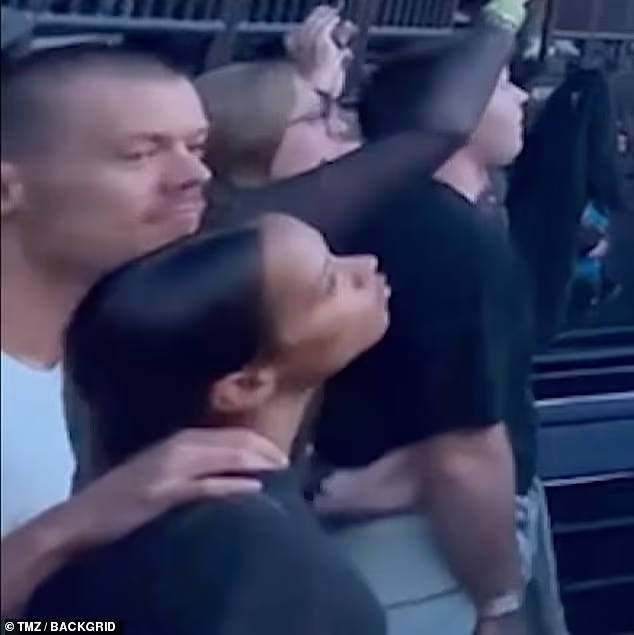 Glupi segment vidio je Harryja kako govori o smiješnim glasinama o sebi, uključujući da se podvrgnuo transplantaciji kose dok je bio daleko od svjetla reflektora (na slici 2023.)