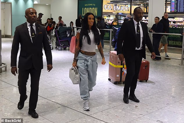 Uz Katie (47) bila su dva člana osoblja koji su joj pomogli s prtljagom