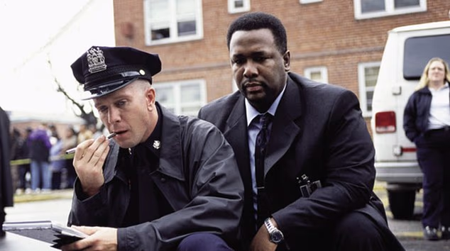 Zvijezda, najpoznatija po ulozi policajca Bobbyja Browna u hvaljenoj HBO-ovoj seriji The Wire, navodno je bio svladan dimom dok je pokušavao upaliti vozilo u staji, izvijestio je TMZ u četvrtak