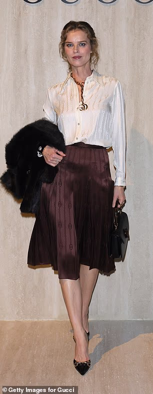 Eva Herzigová bila je vizija u plisiranoj satenskoj suknji