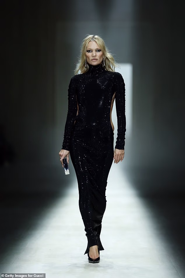 Kate, koja je u tom odjevnom predmetu nosila bez grudnjaka, dala je promatračima pogled na svoju nevjerojatnu figuru dok je šetala gore-dolje modnom pistom