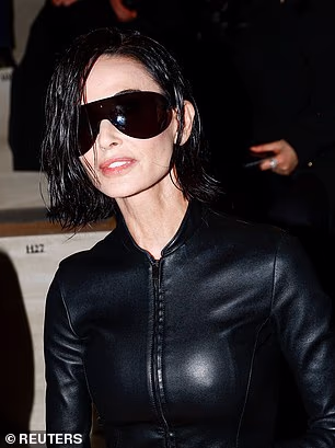 Pokazujući šik novi izgled, Demi (63) je debitirala s valovitom bob frizurom koja je naglasila njezine isklesane jagodice