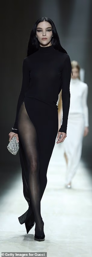 Mariacarla Boscono zabljesnula je svojim dugim nogama u crnoj haljini s vrlo visokim izrezom