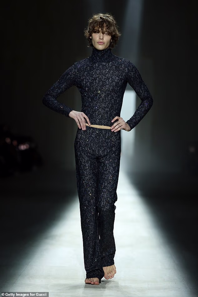 Bobby Brazier hodao je bos po pisti u svjetlucavoj kombinaciji