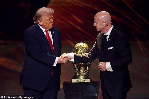 Donald Trump, slikan još u prosincu uz predsjednika FIFA-e Giannija Infantina, započeo je vojnu kampanju protiv Irana u ranim jutarnjim satima u subotu