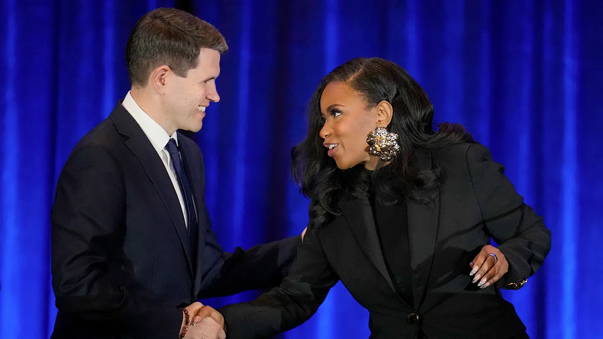 James Talarico i Jasmine Crockett rukuju se