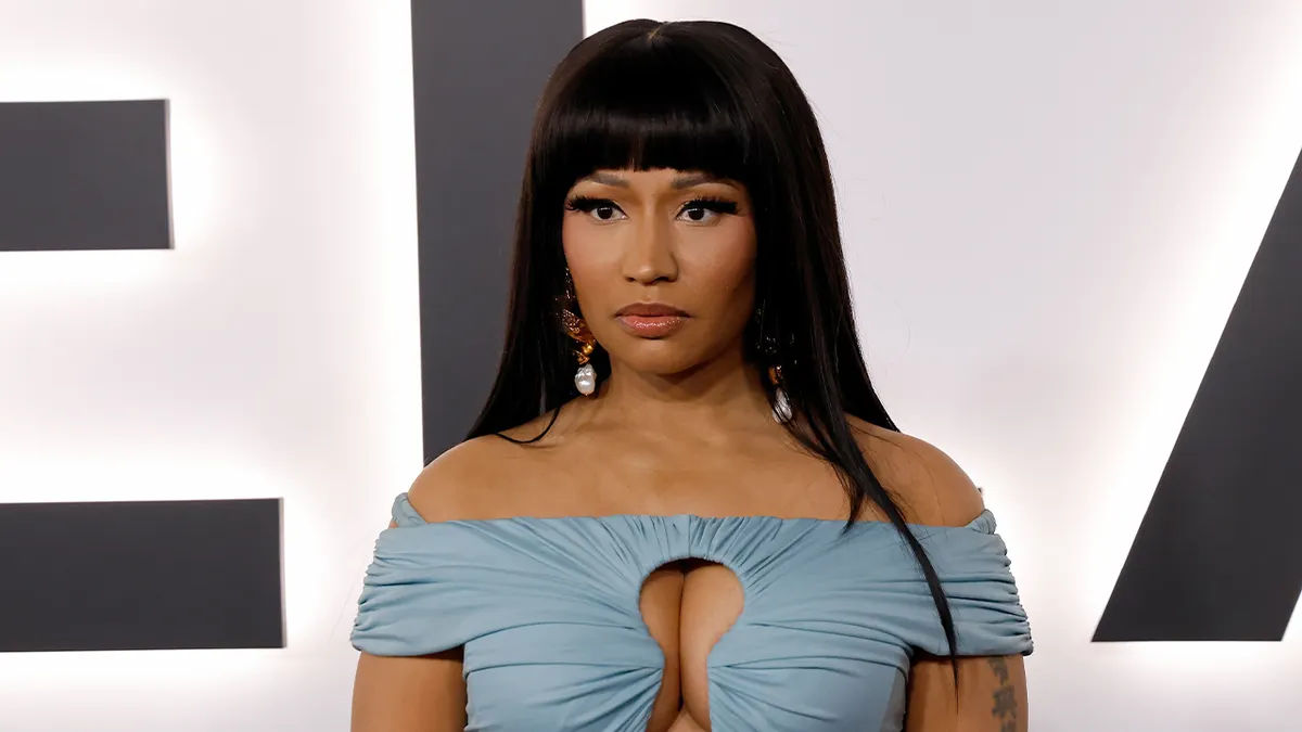 Nicki Minaj pozira na crvenom tepihu na premijeri filma u Washingtonu.