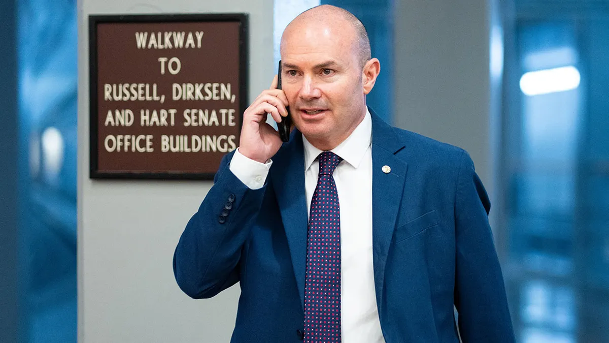 Senator Mike Lee, R-Utah, prolazi podzemnom željeznicom Senata.