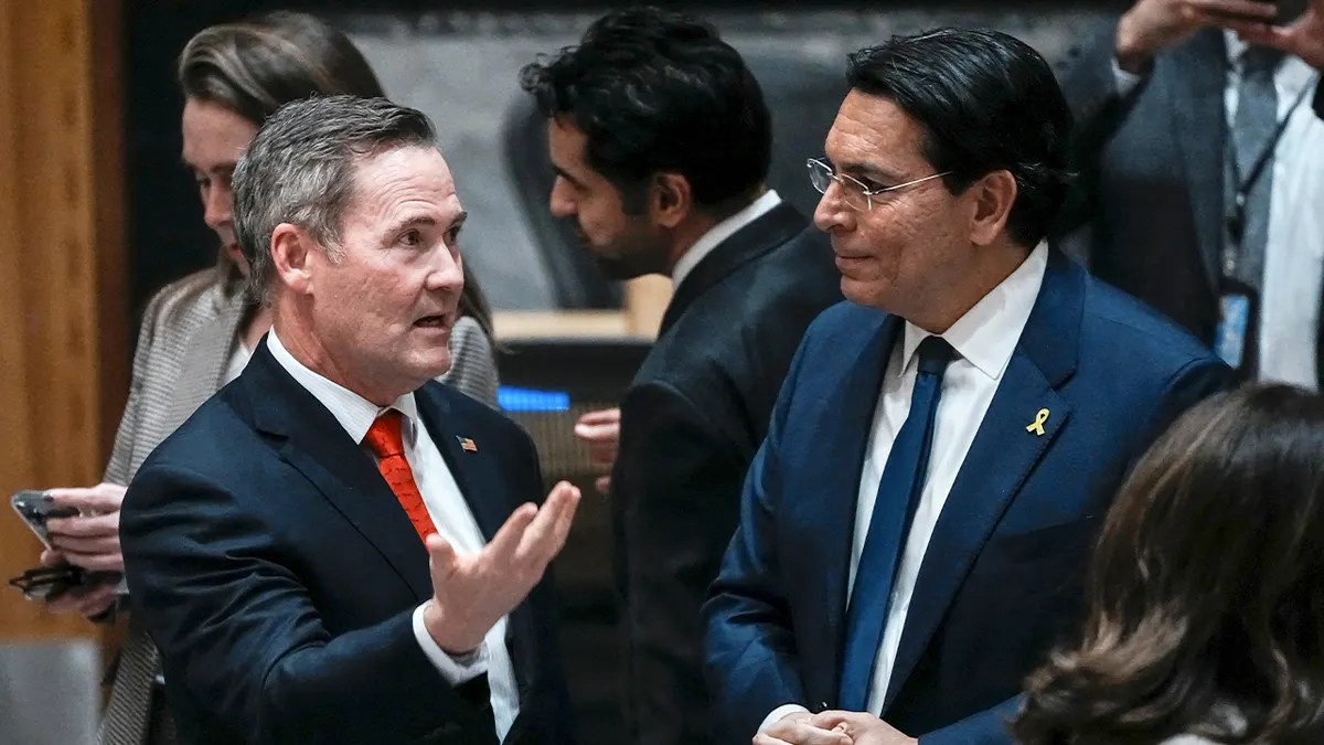 Mike Waltz razgovara s Dannyjem Danonom